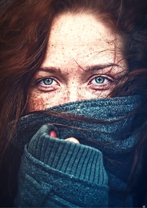 Primo piano di ragazza irlandese con capelli rossi e occhi azzurri