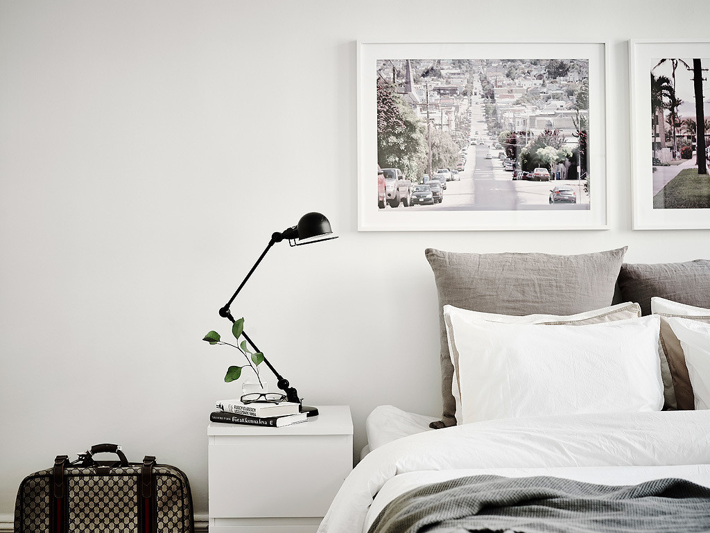 Casa svedese - Dettaglio camera da letto in stile scandinavo con comodino bianco