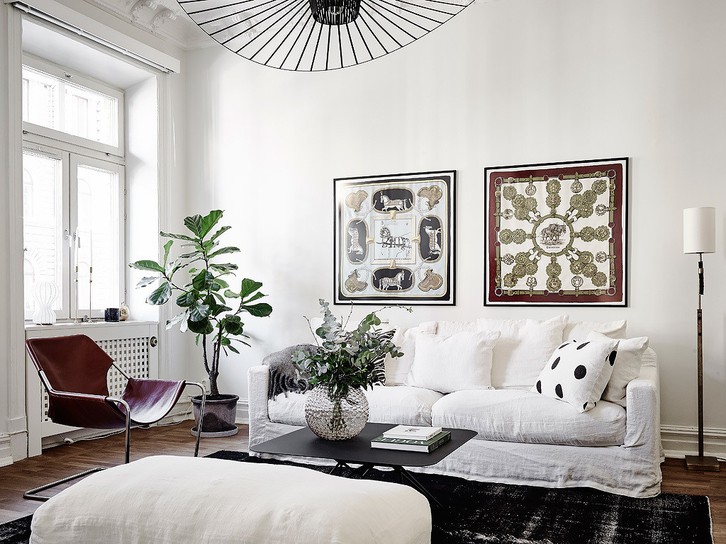 Casa svedese - Soggiorno con divano bianco in stile scandinavo 