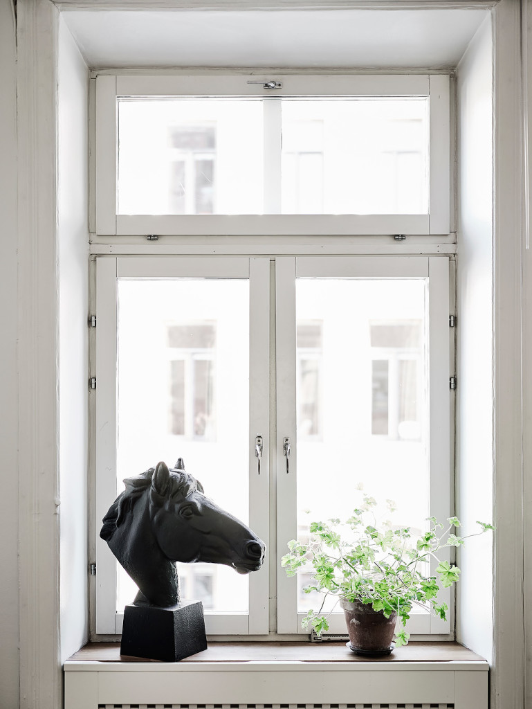 Casa svedese - dettaglio soggiorno con soprammobile testa di cavallo